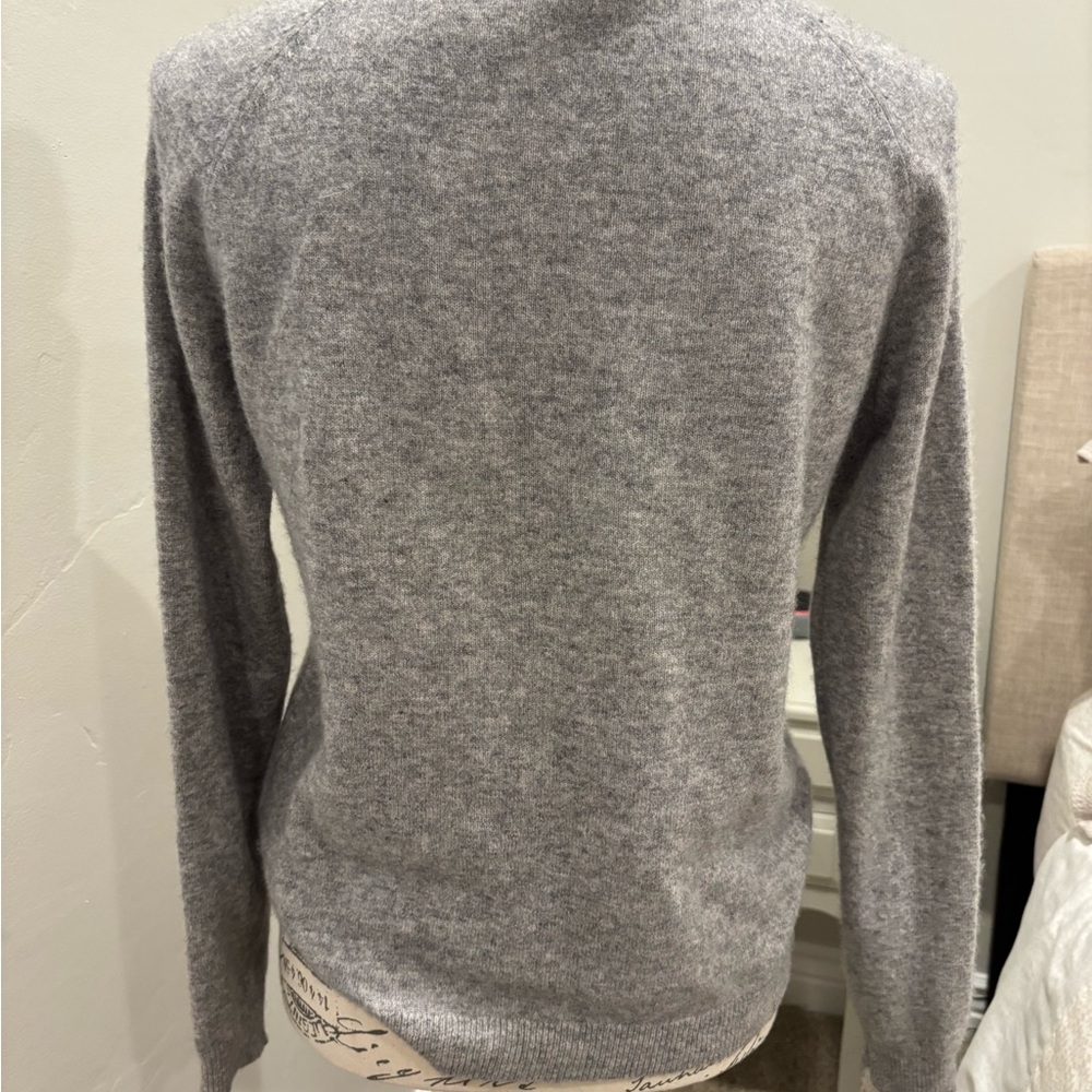 Philosophy Cashmere Light Gray Sweater with Script Beagle Detail - Picture 3 of 4